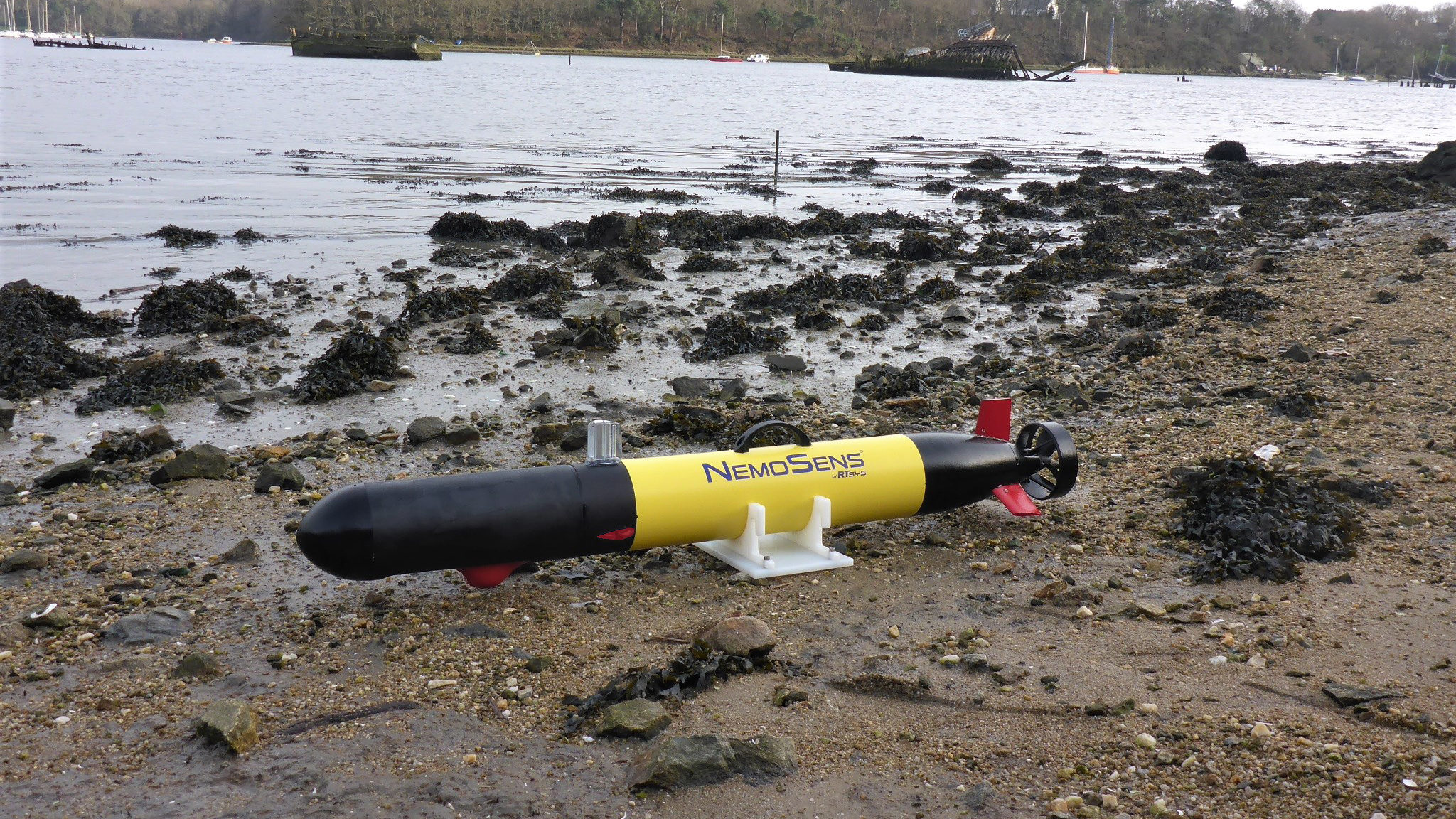 P1180729_rouge Micro-AUV NemoSens with CTD probe